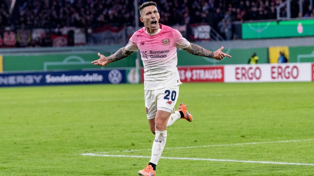 Alejandro Grimaldo gehört bei Bayer Leverkusen derzeit zu den Leistungsträgern. (Archivbild)