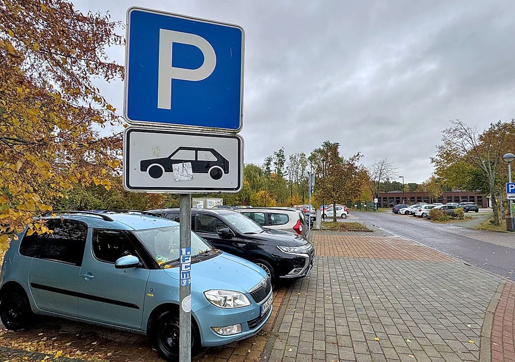 An sieben Tagen in der Woche ist der Parkplatz am Gemeindezentrum in Möser sehr gut belegt. 