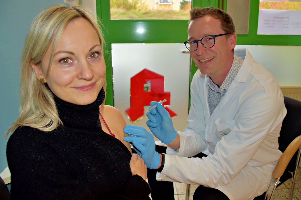 Anika Wesser und Alexander Birnstiel werden zur „Langen Nacht des Impfens“ die Kunden in der Apotheke im Globus Theißen impfen.