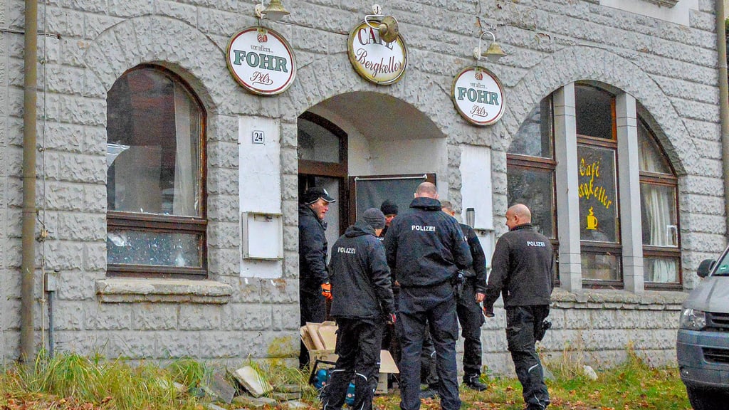 Polizei und Ordnungsamt durchsuchen  die ehemalige Diskothek „Fledermaus“ in der Dommitzscher Straße. 