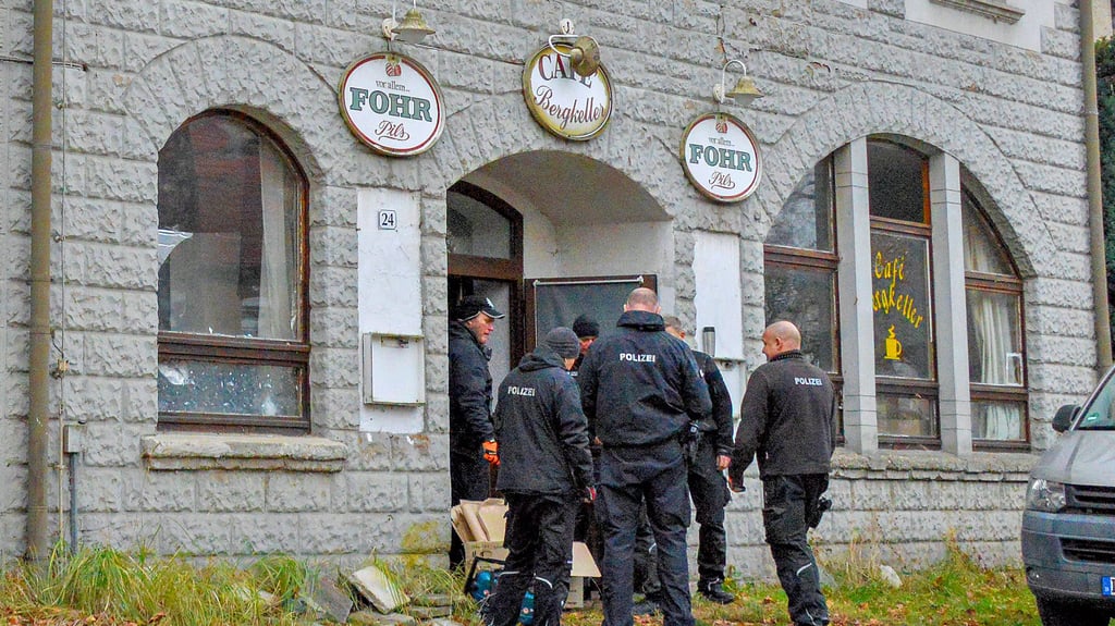 Polizei und Ordnungsamt durchsuchen  die ehemalige Diskothek „Fledermaus“ in der Dommitzscher Straße. 