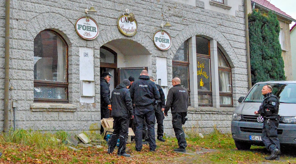 Polizei und Ordnungsamt durchsuchen  die ehemalige Diskothek „Fledermaus“ in der Dommitzscher Straße. 