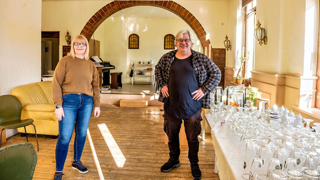 Martina  Matussek und Markus Schuliers vor der Bühne im Mehrgenerationenhaus.  Auch jede Menge Gläser sind noch abzugeben. 