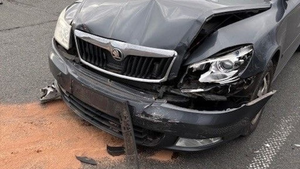 Der Skoda eines 39-Jährigen aus dem Kreis Wolfenbüttel wurde bei dem Unfall an der Anschlussstelle „Wernigerode-Nord“ der Autobahn 36 massiv beschädigt.