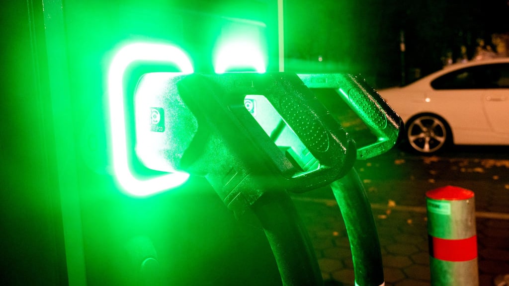 Die Verfügbarkeit von Ladepunkten für E-Auto-Besitzer variiert in den Bundesländern stark. (Symbolbild)