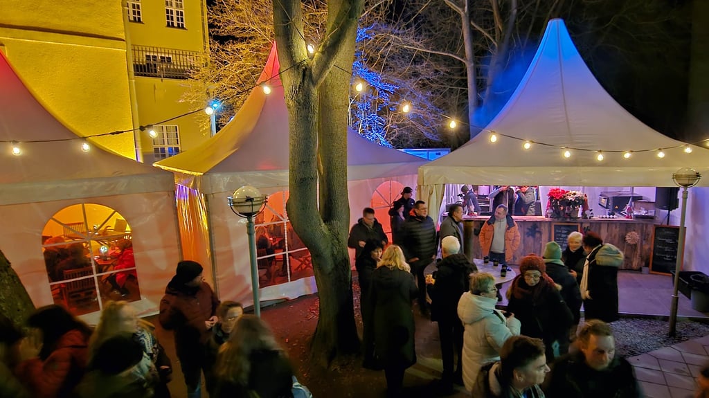 Rund ums Bestehornhaus geht es bald wieder weihnachtlich zu. 2023 gab es an dieser Stelle bereits einen Wintermarkt.