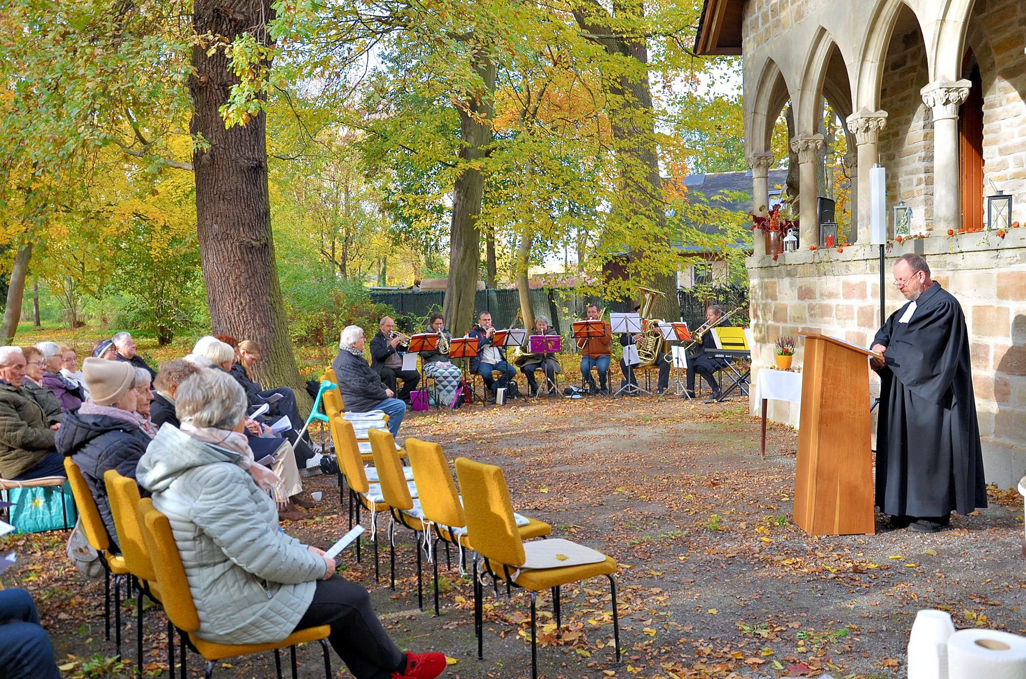 Personalmangel in der Kirche: Nachbars Pfarrer rettet Tradition am Reformationstag in Warmsdorf