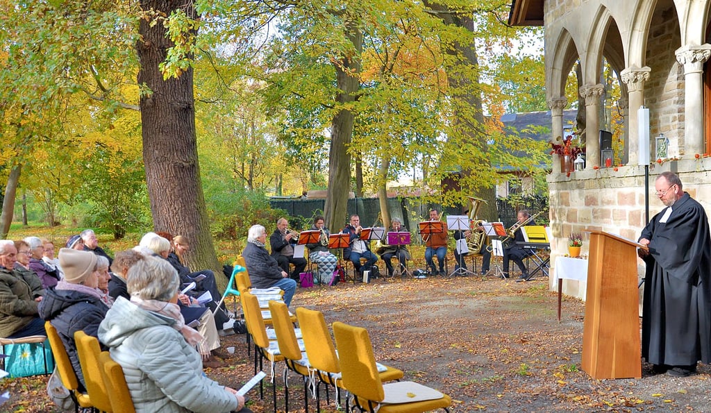 Pfarrer Stephan Aniol, eigentlich für den Pfarrbereich Nienburg zuständig, leitete den Regionalgottesdienst zum Reformationstag an der Warmsdorfer Georgskapelle.