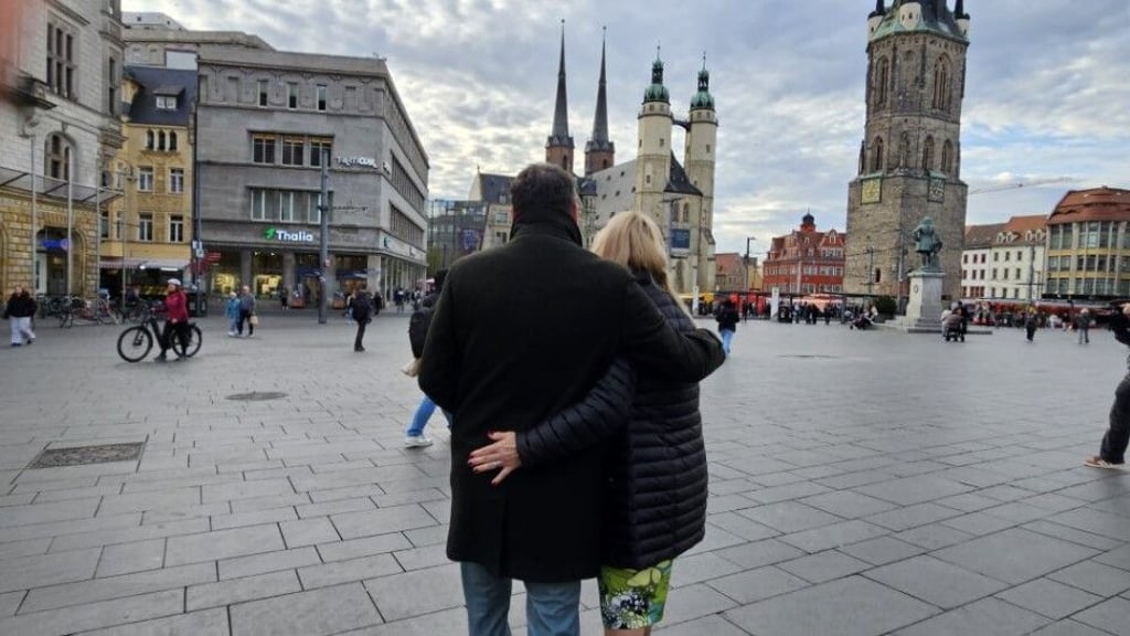 Wenn das keine Städtefreundschaft ist - Simone Borris und Alexander Vogt schlendern Arm in Arm über den Markt.