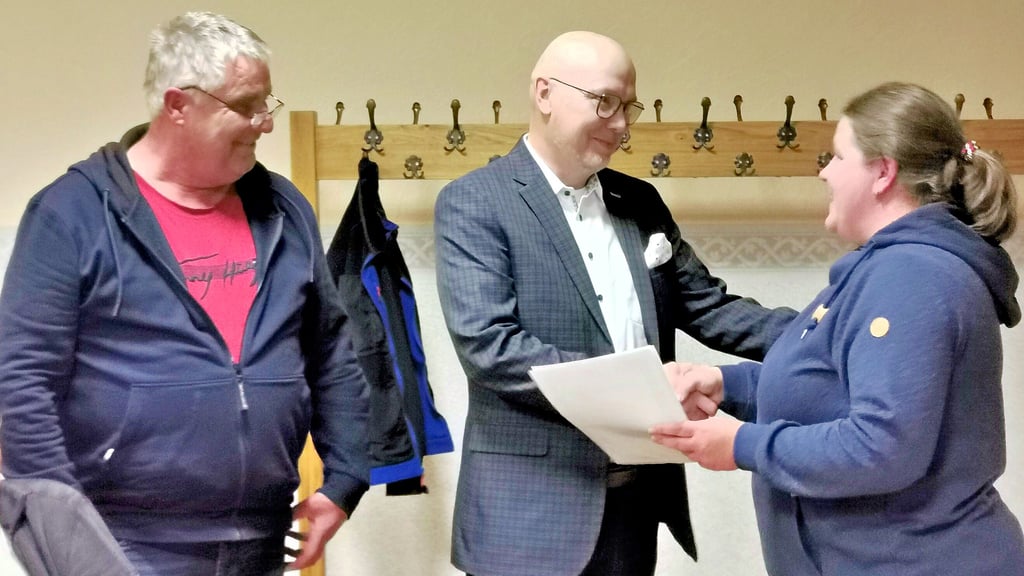 Frank Schulz (links) vereidigte als ältestes Gemeinderatsmitglied den neuen Bürgermeister  Jan Meine. Er übernimmt die Geschäfte von  Anika Vierke, die künftig wieder als stellvertrende Bürgermeisterin fungiert.