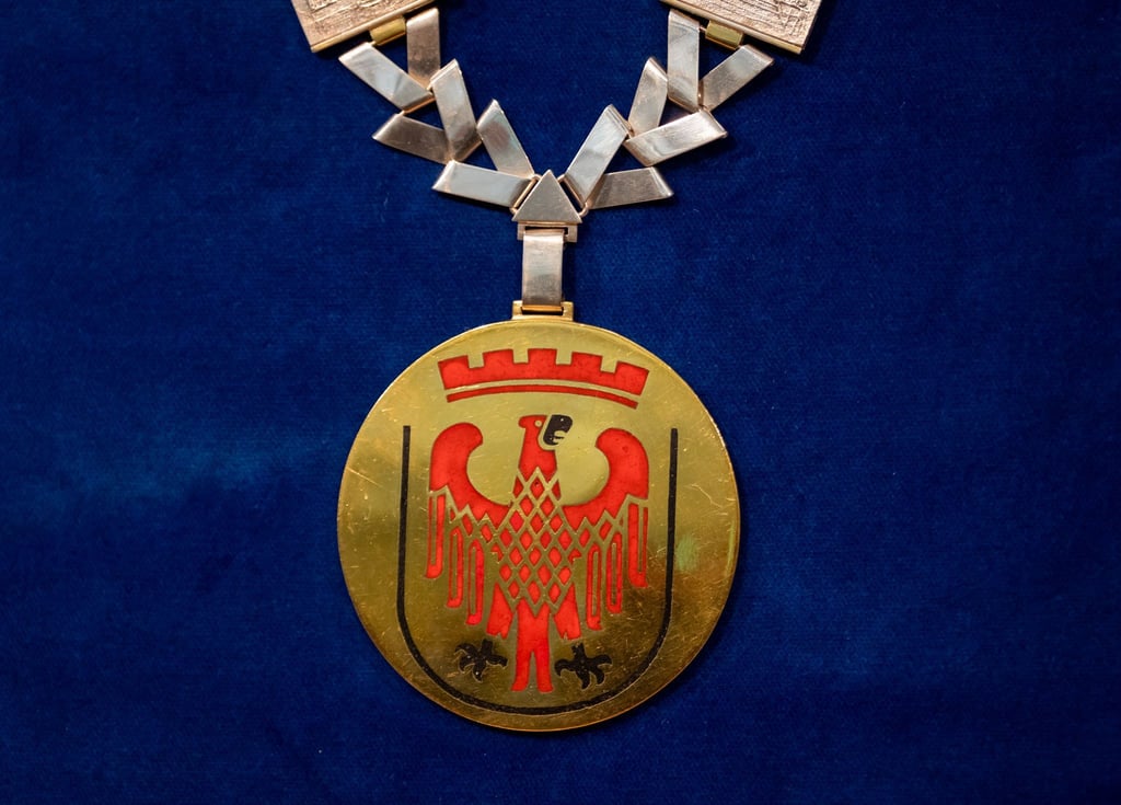 Noosha Aubel trägt als neue Oberbürgermeisterin von Potsdam die traditionsreiche Amtskette.