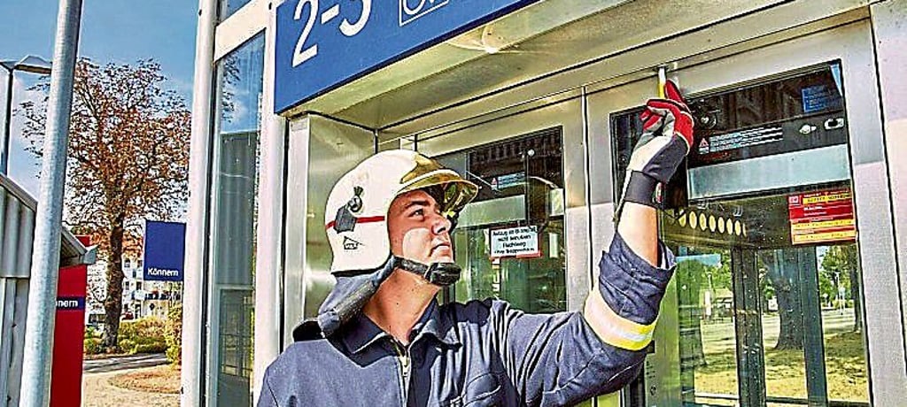Immer wieder müssen die Retter der Feuerwehr Könnern zum Fahrstuhl am Bahnhof ausrücken. 