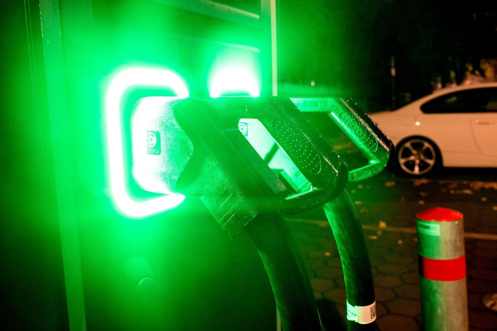 Die Verfügbarkeit von Ladepunkten für E-Auto-Besitzer variiert in den Bundesländern stark. (Symbolbild)