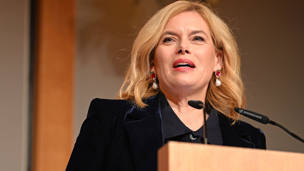 Bundestagspräsidentin Julia Klöckner hielt in Berlin eine Laudatio auf die Streetworkerin Sabine Constabel, die sich gegen Prostitution engagiert.