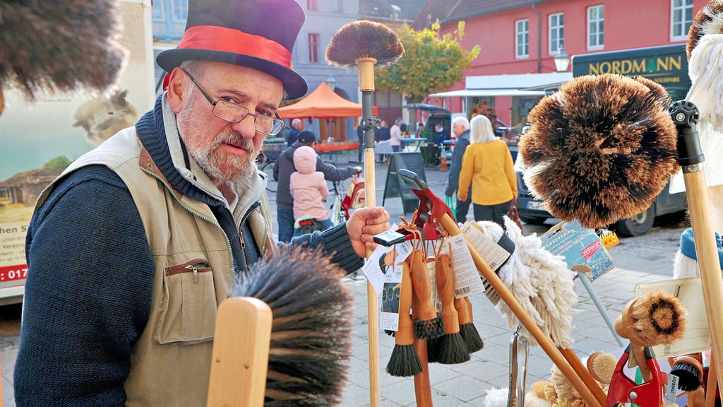 Auch Bürstenmacher Michael Matthes aus Bernburg war beim letzten Grünen Markt der Saison in Aschersleben mit dabei.