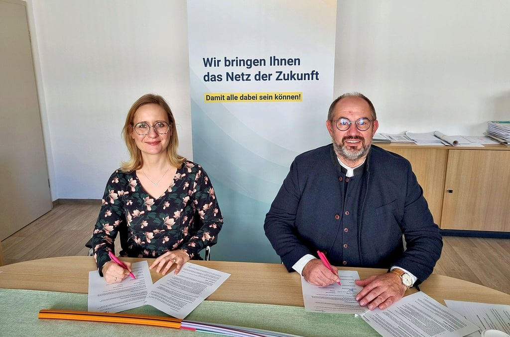 Nadja Thätner, Gebietsmanagerin Glasfaser der Telekom, und Bürgermeister Thomas Schneider unterschreiben.