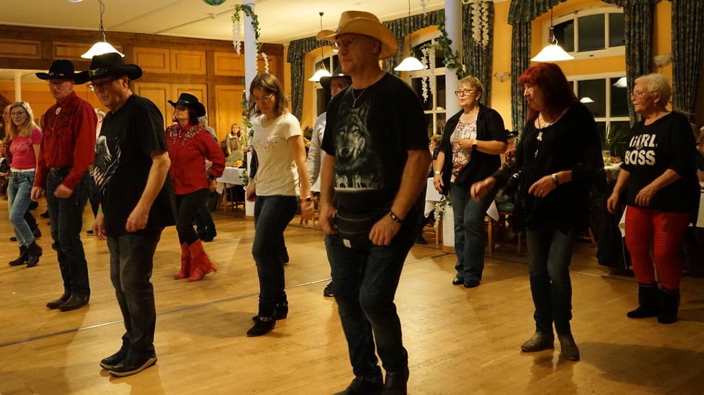 Beim Line Dance kann sich jeder einreihen.