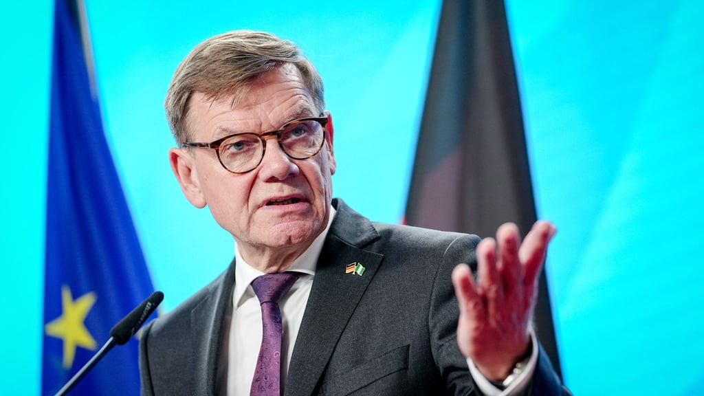 Außenminister Johann Wadephul (CDU) ist in den eigenen Reihen wegen Äußerungen zur Asylpolitik gegenüber Syrien in der Kritik.