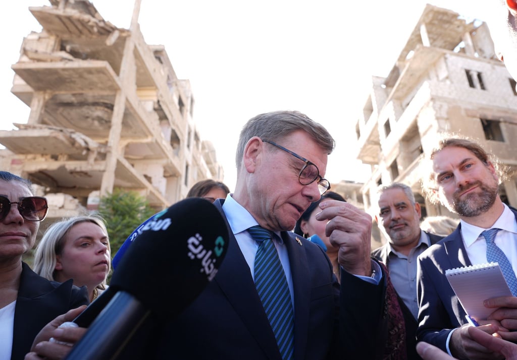 Außenminister Johann Wadephul (CDU) am Donnerstag in Harasta, einer weitgehend zerstörten Stadt Harasta, einer Vorstadt von Damaskus. Äußerungen über die Rückkehr von Syrern lösten Irritationen in den Reihen der Union aus.