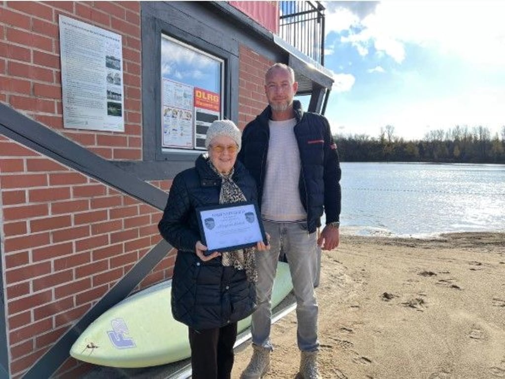 Margarete Gerlach kennt das Bad seit Jahrzehnten. Florian Seber (r.) und sein Kollege John Witteborn würdigen das mit einer Ehrenmitgliedschaft.