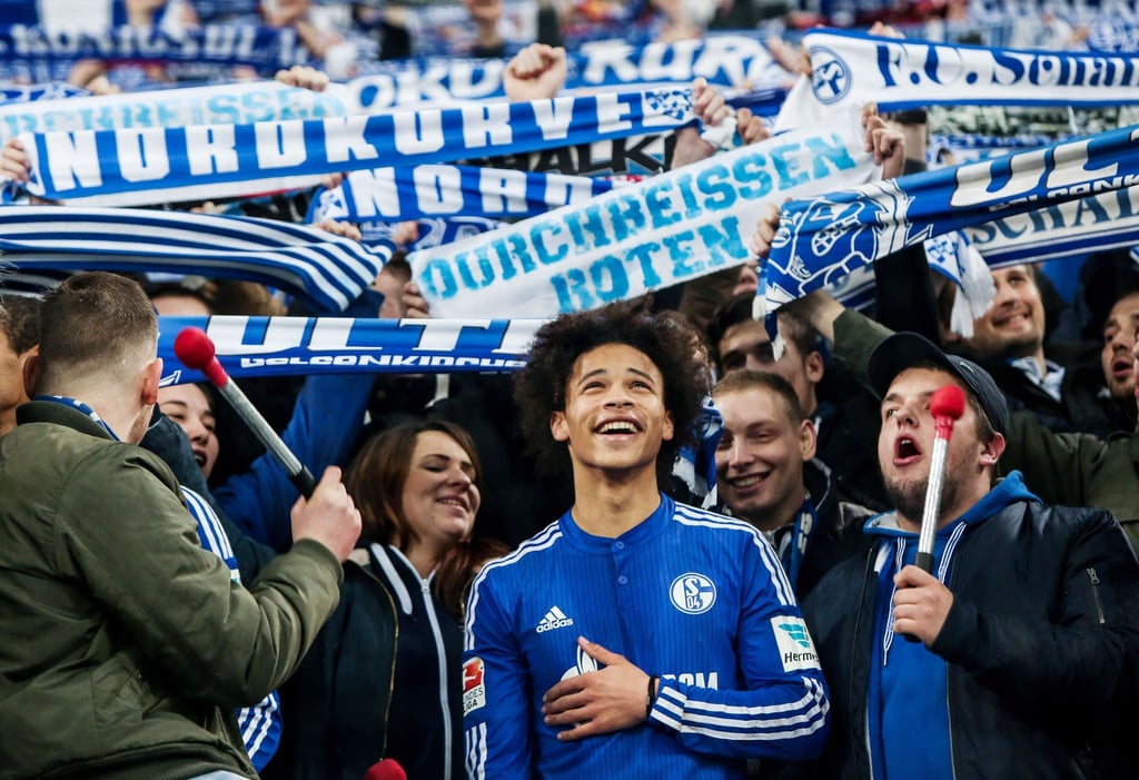 Zehn Jahre her: Leroy Sané lässt sich nach einem Schalker Heimsieg von den Fans feiern.