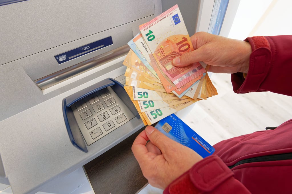 Heimlich Geld abgehoben vom Konto einer Patientin hat zur Überzeugung des Gerichts eine Altenpflegerin aus Halle.