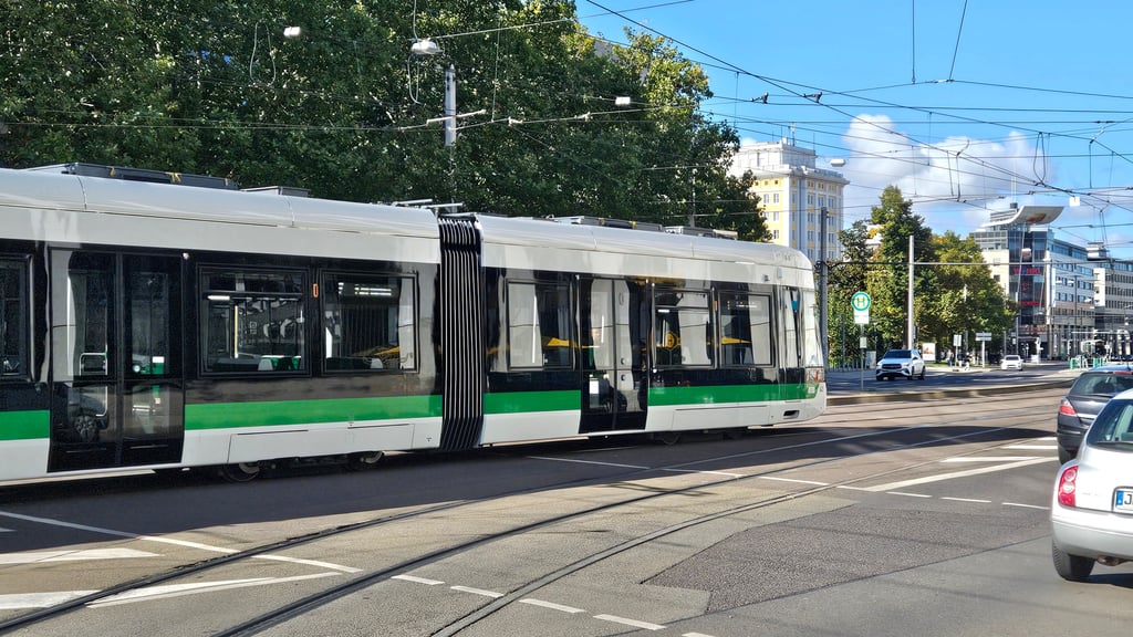 Die neue Flexity-Straßenbahn ist schon seit einigen Wochen auf den Schienen Magdeburgs unterwegs.