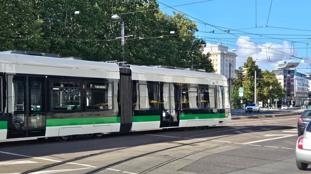 Die neue Flexity-Straßenbahn ist schon seit einigen Wochen auf den Schienen Magdeburgs unterwegs.