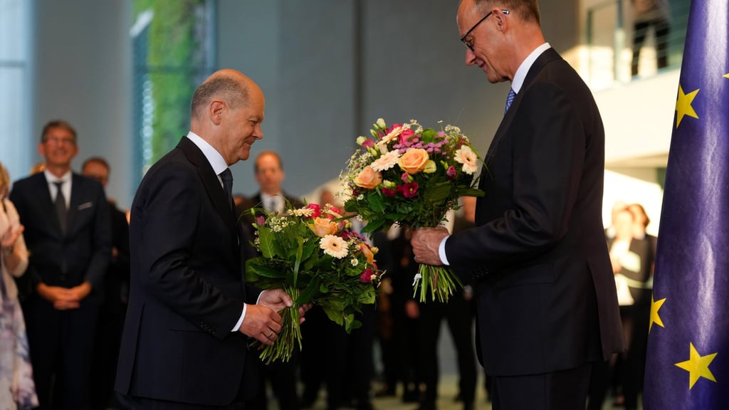 Das Kanzleramt hat SPD-Mann Scholz an seinen CDU-Nachfolger Merz übergeben - einfacher Abgeordneter bleibt er. (Archivbild)