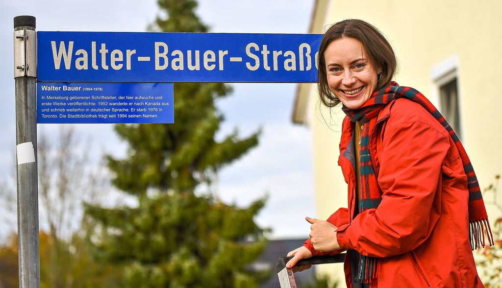 Sonst hält Anna Mochar Seminare und liest wissenschaftliche Texte, am Dienstag durfte sie mal ein Straßenzusatzschild einweihen.