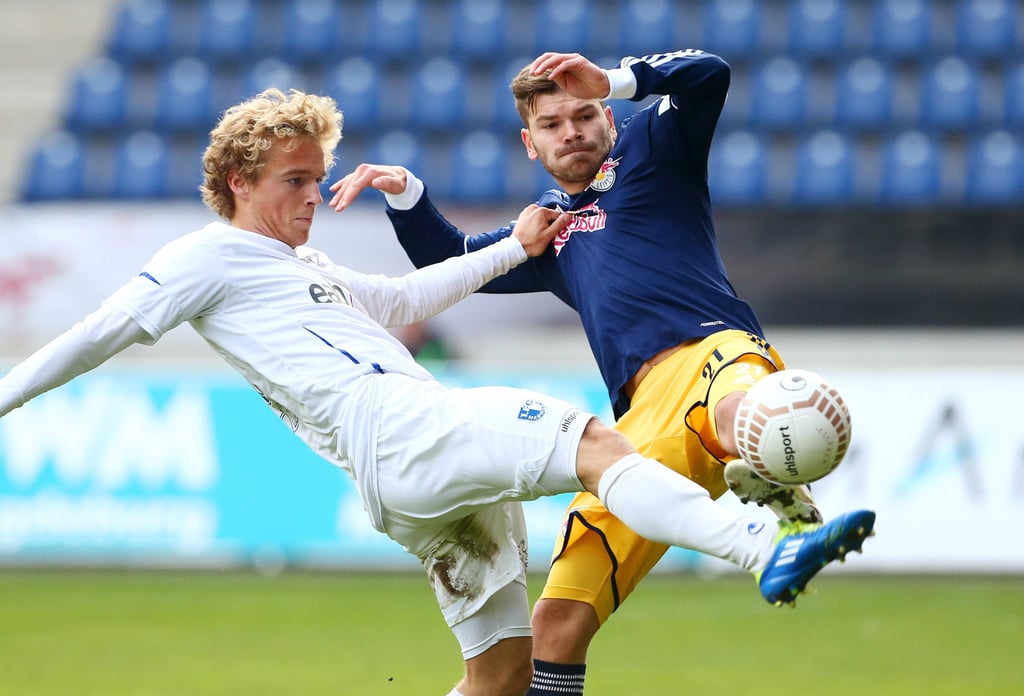 Magdeburgs Nils Butzen (l.) im Duell mit Leipzigs Paul Schinke.