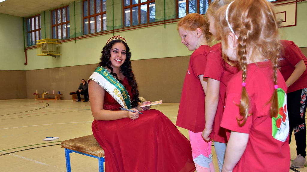 Die dritte Annaburger Rosenprinzessin, Cäcilia Askar, besucht die Kindertanzgruppe „Heideröschen“ im Training und verteilt dabei Autogramme.