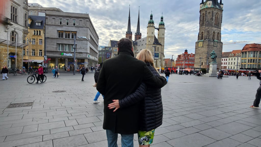 Wenn das keine Städtefreundschaft ist - Simone Borris und Alexander Vogt schlendern Arm in Arm über den Markt.