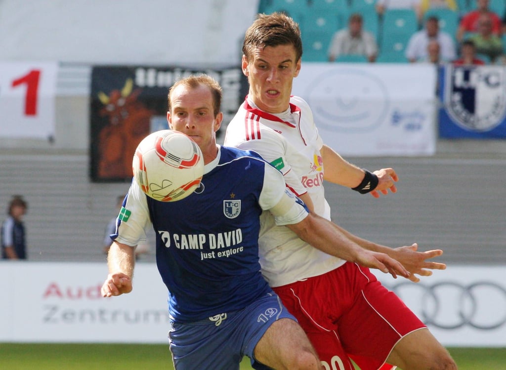 Magdeburgs Stephan Neumann im Duell mit Leipzigs Stefan Kutschke.