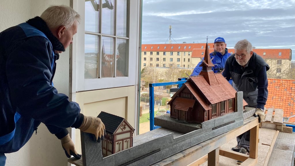 Zum Saisonende 2025 werden die Modelle des Wernigeröder Miniaturparks „Kleiner Harz“ per mobilen Fahrstuhl in ihr Winterquatier verfrachtet - das Dachgeschoss des Schafstalls.