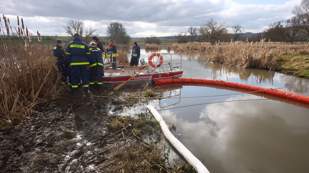 Bei Unfällen gelangen immer wieder Schadstoffe ins Wasser. (Symbolbild)
