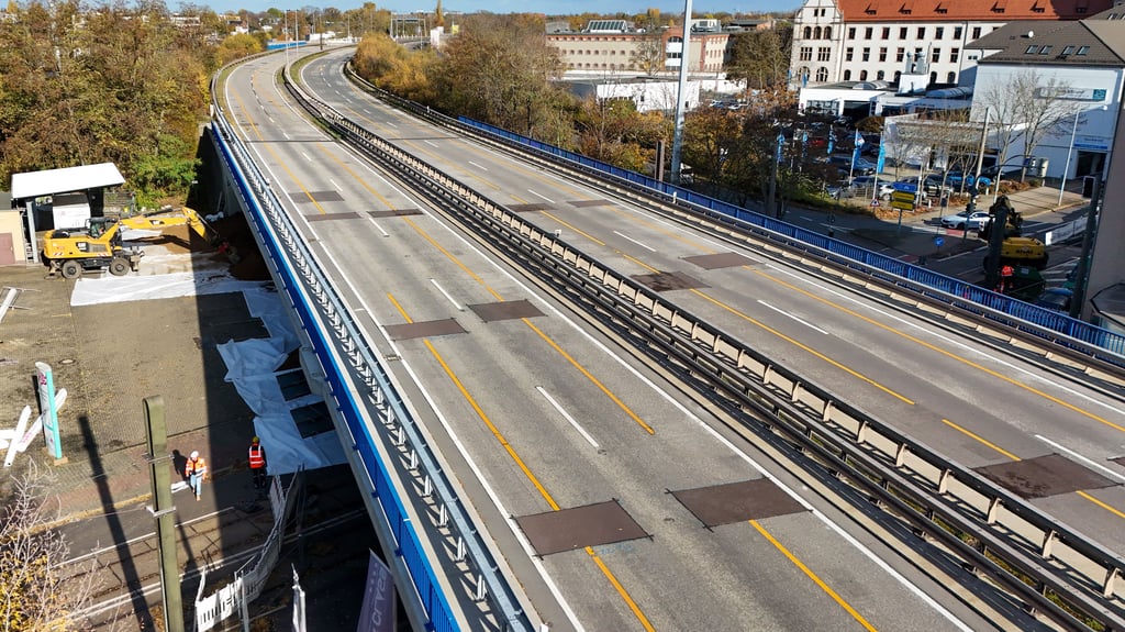 Blick auf die marode Ringbrücke über die Halberstädter Straße in Magdeburg. Die Vorbereitungen für den Abriss haben begonnen.