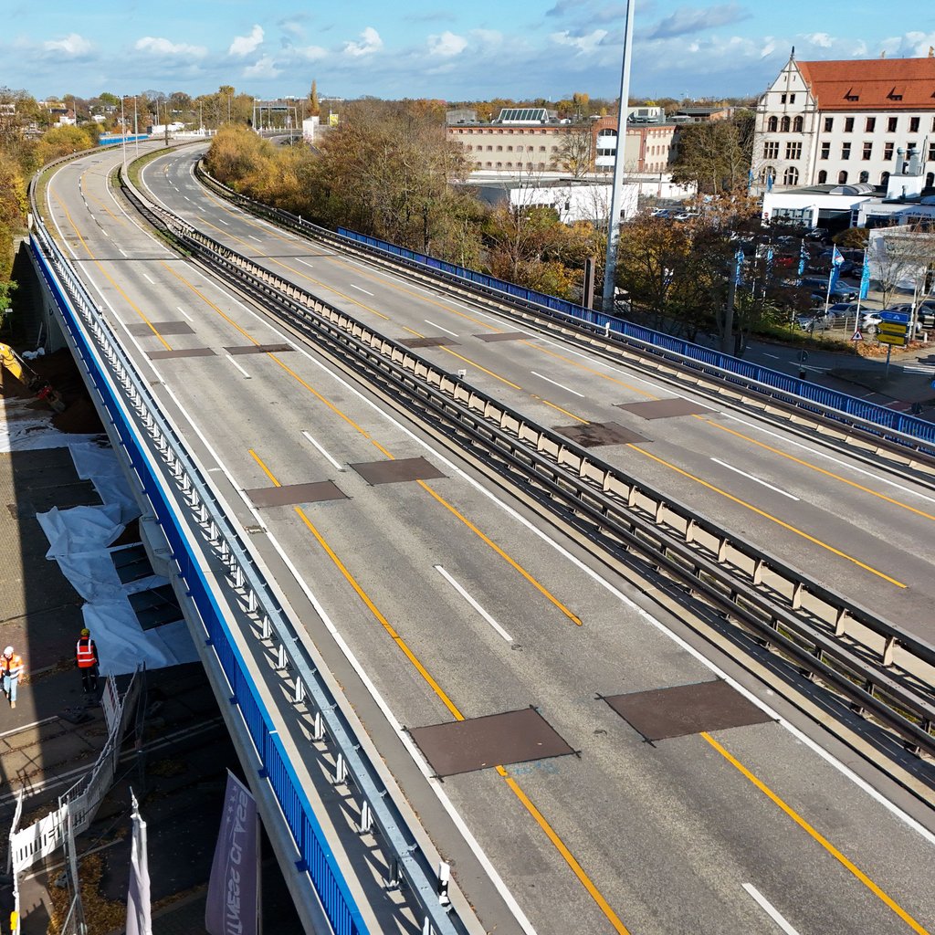 Blick auf die marode Ringbrücke über die Halberstädter Straße in Magdeburg. Die Vorbereitungen für den Abriss haben begonnen.
