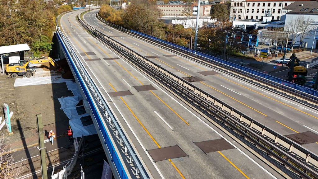 Blick auf die marode Ringbrücke über der Halberstädter Straße in Magdeburg. Die Vorbereitungen für den Abriss haben begonnen.