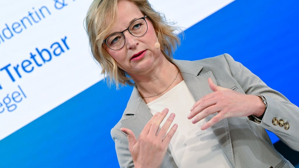 Die thüringische Finanzministerin Katja Wolf (BSW) plädiert für eine „Mischung aus sehr großer Vorsicht, aber auch Gelassenheit“ im Umgang mit der AfD.