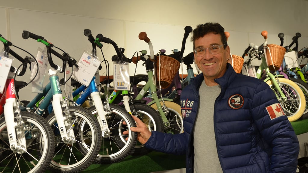Michael Sametinger vom Fahrradladen "Rad Ab!" zeigt stolz die Auswahl an Kinderfahrrädern, die der Betrieb auch im Angebot hat.