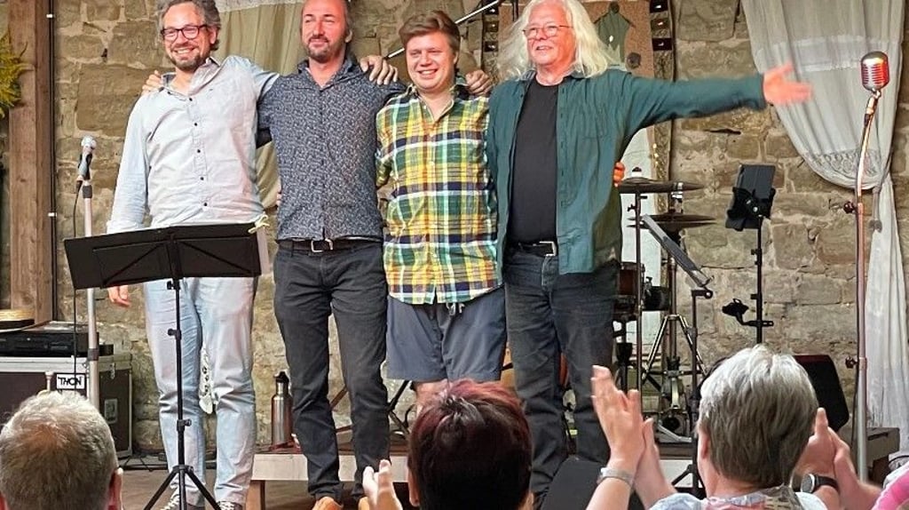 Mit seinem „Jabarett“ - einem ebenso unterhaltsamen wie lehrreichen und humorvollen Jazz-Kabarett - hat der hallesche Kontrabassist Peter Häseler (r.) zusammen mit seiner Band wie hier im Eulenbergschen Hof von Klaus Adolphi in Elben schon vielen Skeptikern den Jazz nahegebracht.