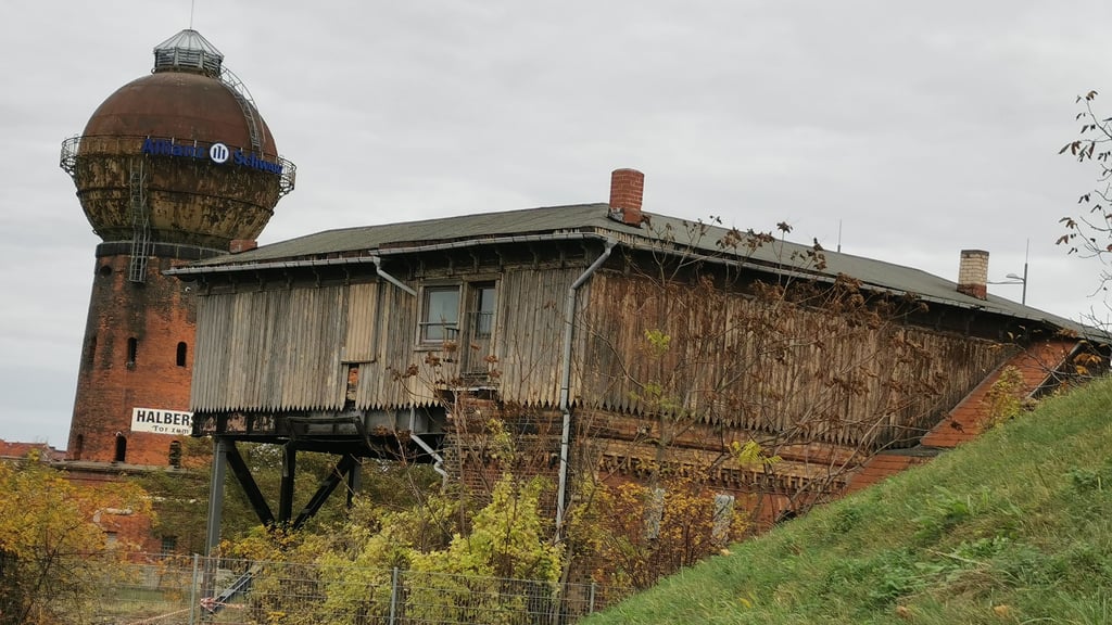 Der Wasserturm in der Nähe des Halberstädter Bahnhofs fristet schon lange ein Dasein als Lost Place.