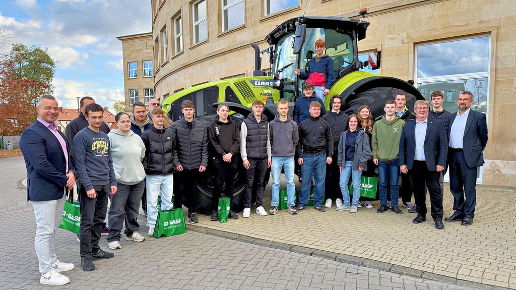 Die Bauernverbände Anhalt und Wittenberg begrüßen die Azubis der grünen Berufe. Dafür wurde auch schwere Technik vorgefahren. 