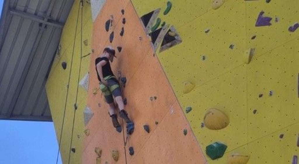 Die hallesche Sektion des DAV kann derzeit nur draußen Seilklettern trainieren, etwa am Thüringer Bahnhof.