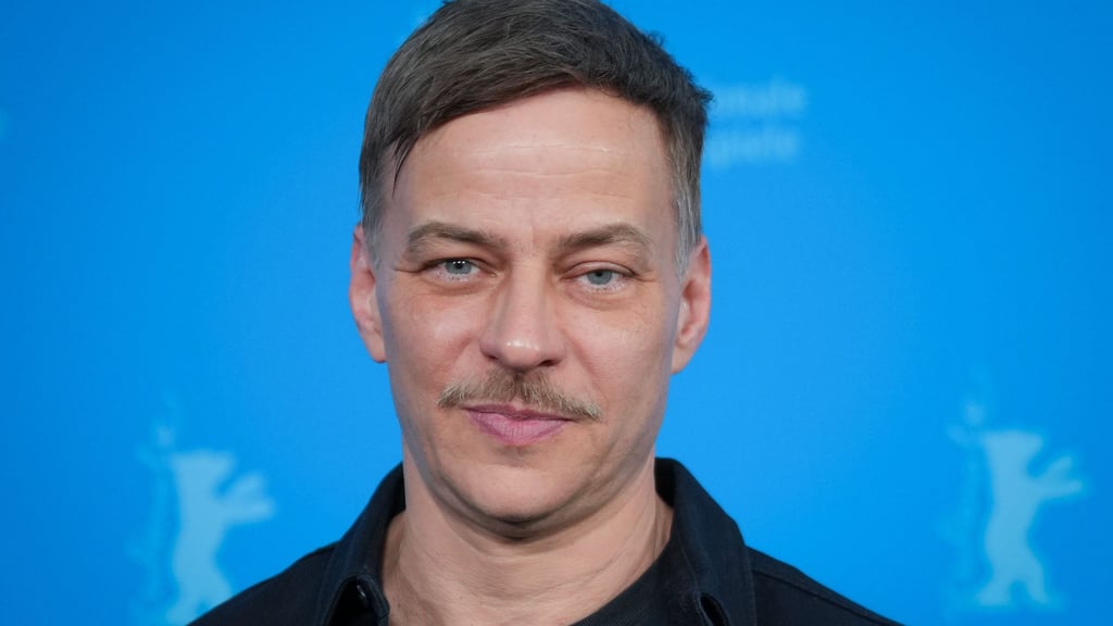 Auch der international bekannte Schauspieler Tom Wlaschiha („Game of Thrones“, „Stranger Things“) spielt in der neuen ARD-Serie mit. (Archivbild)