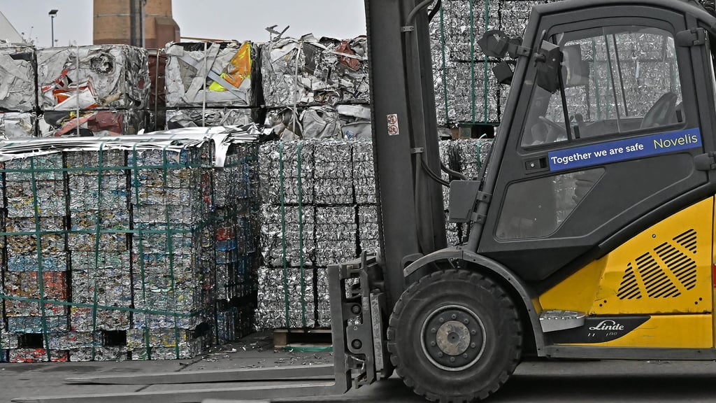 Bei Novelis in Nachterstedt sollen 2020 und 2021 mehrere hundert Tonnen Aluminiumschrott gestohlen worden sein. Jetzt standen drei Tatverdächtige vor Gericht.