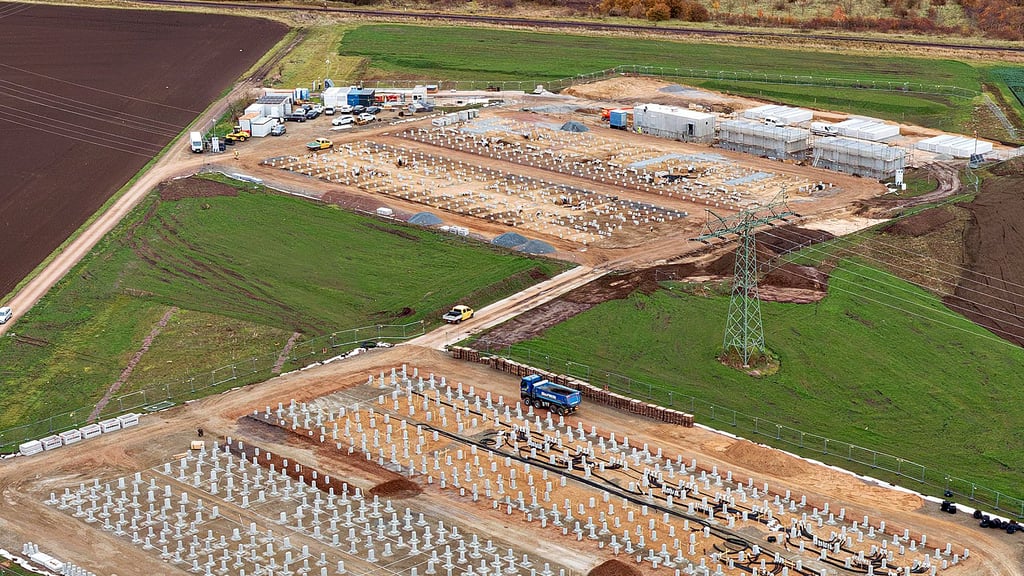 In Förderstedt entsteht der bisher größte Batteriespeicher in Deutschland.&nbsp;Die Batterien des Speichers werden in Containern untergebracht.