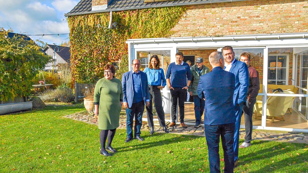 Gäste und Mitglieder des Fördervereins beim Rundgang um das Dorfgemeinschaftshaus „Erna“ in Jahmo nach der Verleihung des Deutschen Nachbarschaftspreises. Auch Landessozialministerin Petra Grimm-Benne (l.) ist zu Besuch. 