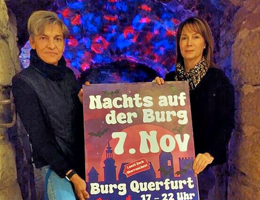 Franziska Weidner (r.) und Susanne Beer mit dem Plakat zur Veranstaltung.